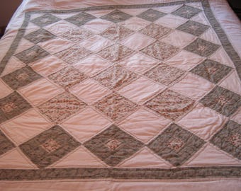 Daisy Chain Sage Green Throw Quilt