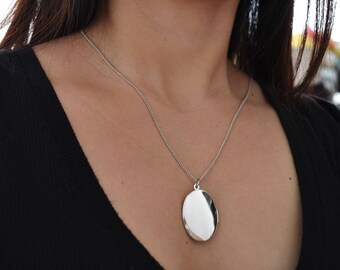 Elegant Silver Oval Locket - Portrait Locket - Silver Locket - Keep Safe - Girlfriend Gift - Mothers Gift - Best Friend Gift