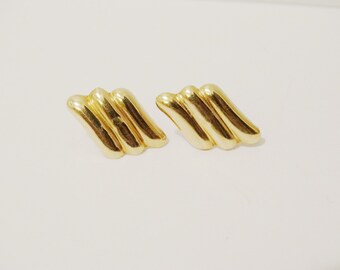 14k marked Vintage patern Stud Earring.