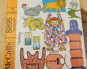 Spielzeug, Vintage Nähen Muster, Muster, 25 Muster in 1, 1960, Kinder Spielzeug, McCall gedruckte Muster, Muster 8895, Boutique-Artikel