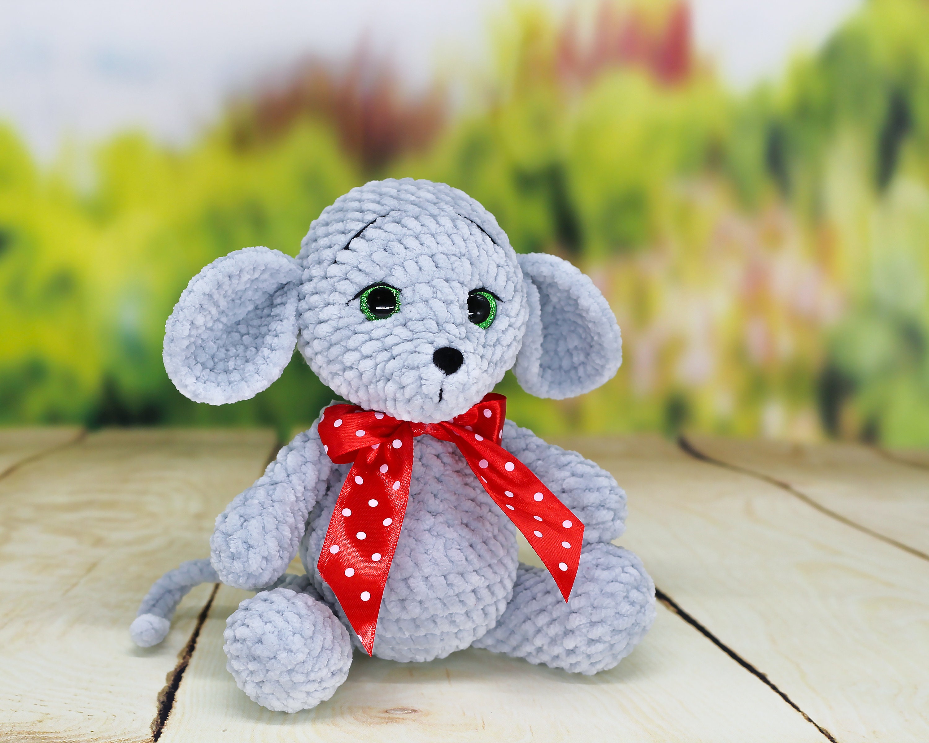 мышка из плюшевой пряжи крючком. игрушка мышка крючком амигуруми. вязание мышки из плюшевой пряжи крючком. вязаная мышка из плюшевой пряжи. мышка крючком из плюшевой пряжи.