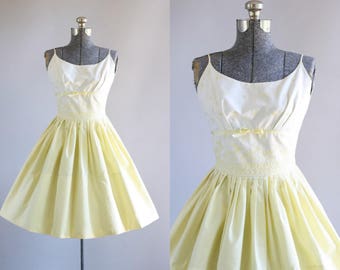 Vintage 1950s Dress / 50s Cotton Dress / Yellow and White Floral Embroidered Sun Dress w/ Shelf Bust XS/S