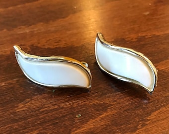 Vintage Retro Gold Tone and Lucite Clip On Earrings