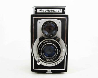 Vintage Peerflekta II TLR Camera. Made in USSR Occupied Germany. Circa 1940's.