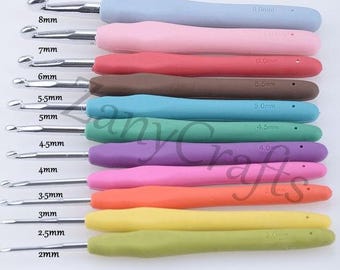 Set 0f 11 Aluminium Crochet Hooks With Colour Coded Softgrip Handles in Sizes 2mm-8mm