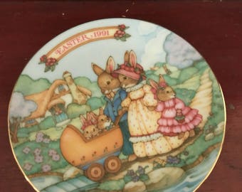 Vintage 1991 Avon Procelain "Springtime Stroll" Easter Plate Collectible Plate