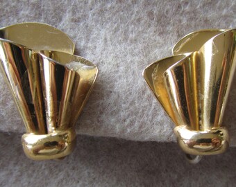 Vintage gold tone Coro screw back earrings