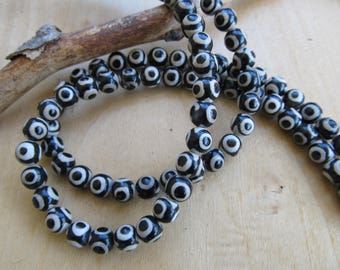 Set of 10 Dzy 8 mm Tibetan agate beads.