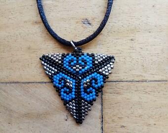 Χειροποίητο κρεμαστό με χάντρες /Handmade beaded peyote triangle pendant