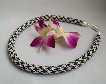 Bead crochet necklace with classicl black and whute Pied-de-Poul pattern.