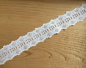 Lochstickerei Anglaise 1,75 Zoll oder 4,5 cm. große, weiße Baumwolle trim, Öse Spitze, Wellenschliff, Vintage nähen, hochzeitstischdekoration