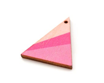 1 wooden 3.9x2.9cm triangle pendant