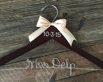 Bridal Hanger / Wedding Hanger / Brides Hanger / Vintage Hanger / Name Hanger / Personalized Gift / PEARL Wedding Date