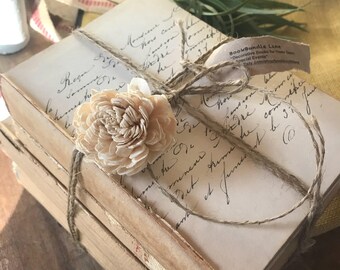 Shabby Antique Farmhouse Wedding, Decorative Shabby, Shabby Books, Vintage Book Stack, Farmhouse Wedding, Antique Decor, Old Books, Script