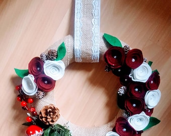 Christmas Garland in jute and felt in shades of beige and burgundy