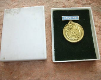 Medaille der DDR. Der junge Aktivist. Ostdeutschland FDJ Jugend kommunistische Organisation (Komsomol). Authentische / Vintage. Verpackung