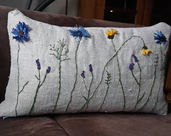 Handbesticktes Kissen