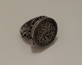 Pentagram star secret locket ring. wizard witch antique silver magic