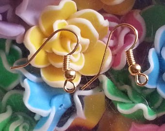 20 iron hooks, gold, size: approximately 18 mm long, 18 mm wide and 0.8 mm thick, hole: 2 mm