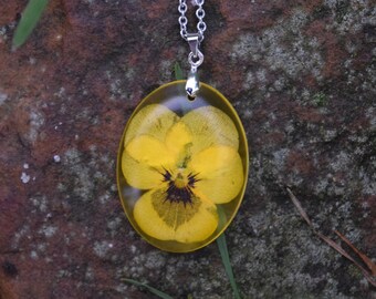 Real Flower Necklace / Yellow Pansy Pendant / Resin Flower Jewelry / Pressed Flower Necklace / Real Flower Jewelry / Pansy Flower Necklace