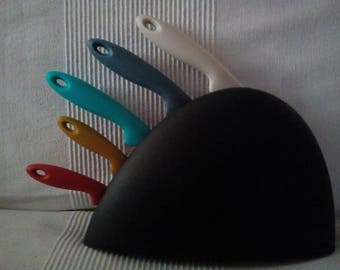 Knife block and his colourful 5 knives