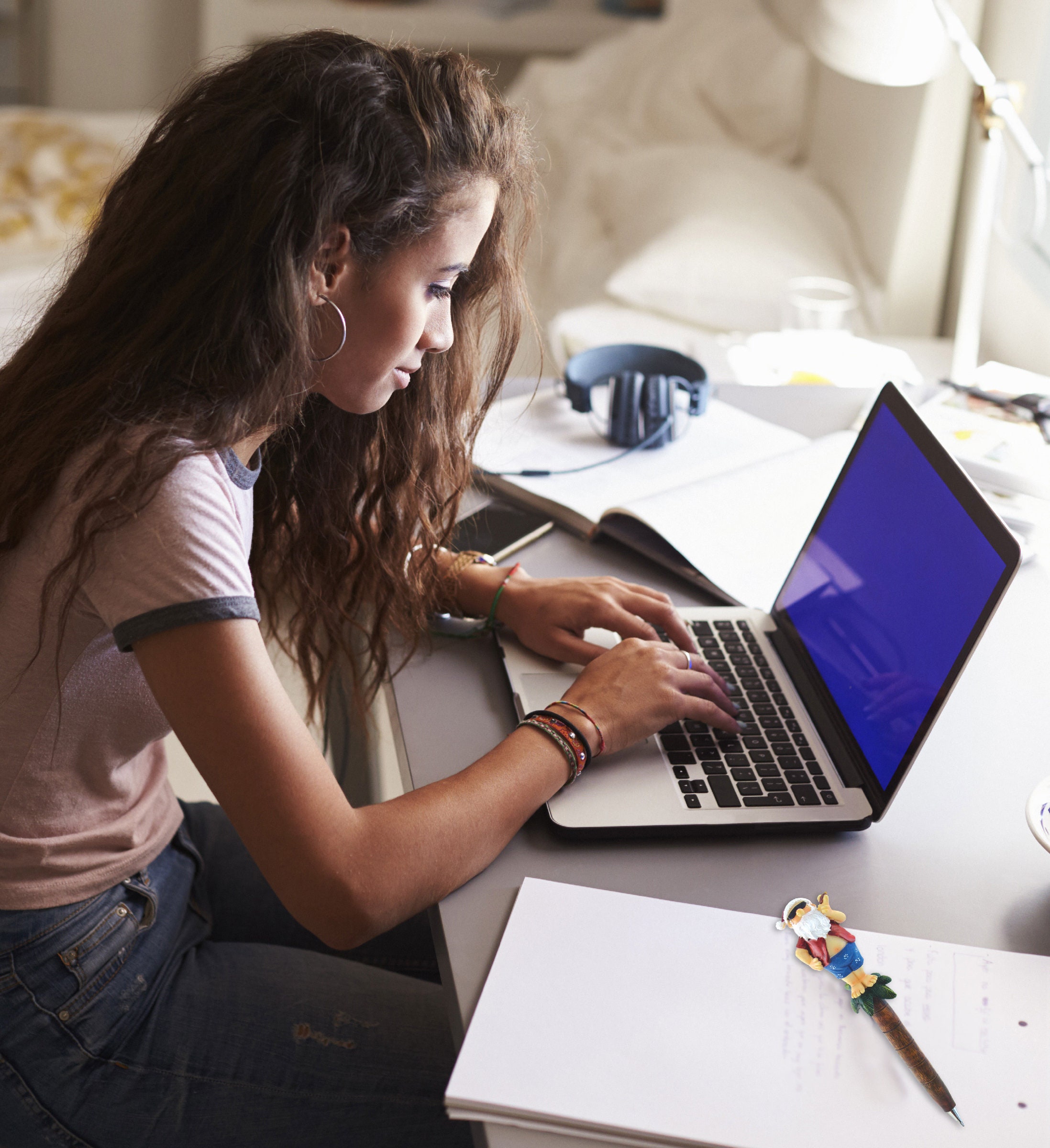 Подросток за ноутбуком. Девочка подросток с ноутбуком. Компьютер для подростков. Девочка подросток с ноутом.