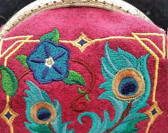 CP543. Art deco feather design coin purse.