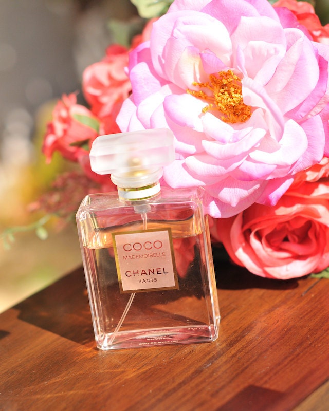 Press gurvitz parfumerie. Chanel Parfum Pink. Шанель Роуз духи. Chanel Rose духи. Коко мадмуазель Шанель цветы.