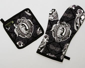 The Mummy Oven Mitt and Pot Holder, Classic Movie Monsters, Halloween Housewares, Sets and Singles, Black and Gray, Horror Goth Kitchen