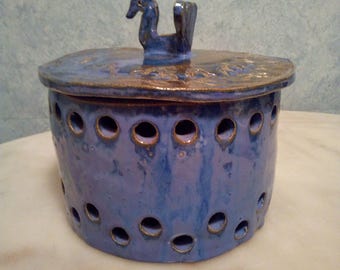 Pottery for the conservation of the garlic and onion