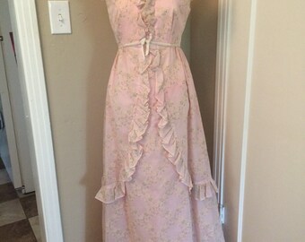 Vintage women's 1970's pink floral prom maxi dress. Size Small