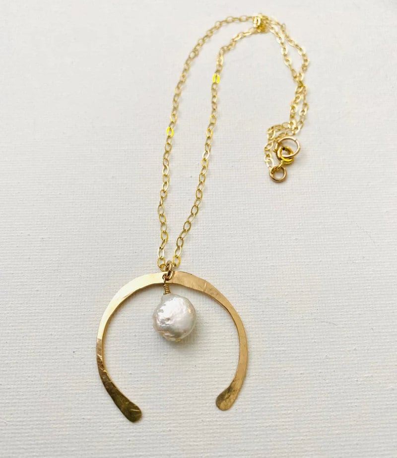 Gold necklace with freshwater pearl