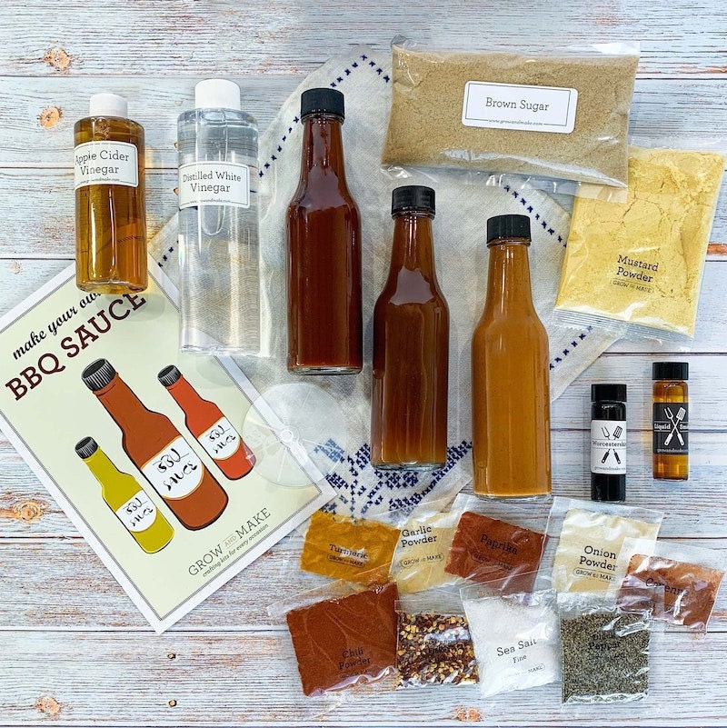 Nontraditional groomsmen gifts: DIY barbecue sauce kit