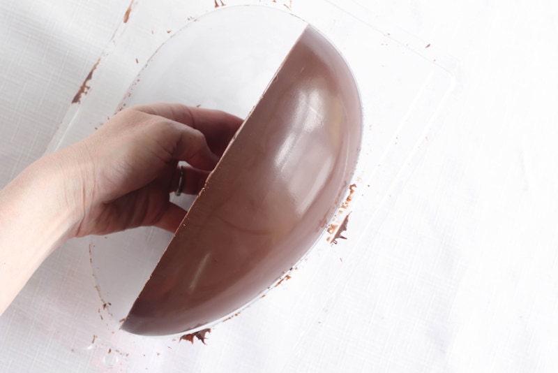 Chocolate surprise egg recipe - removing from mold Chocolate surprise egg recipe - removing from mold