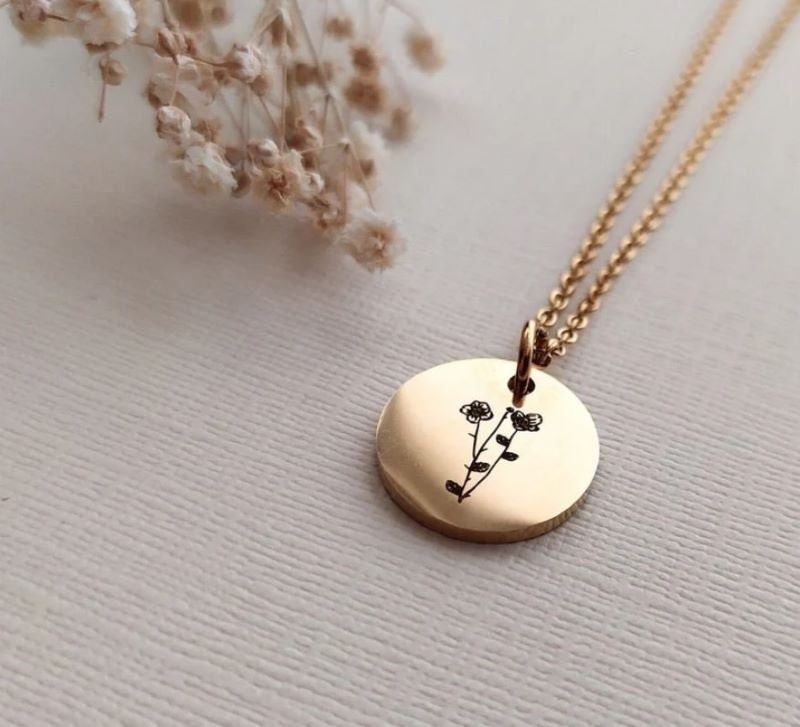 Personalized necklaces for women: birth flower necklace