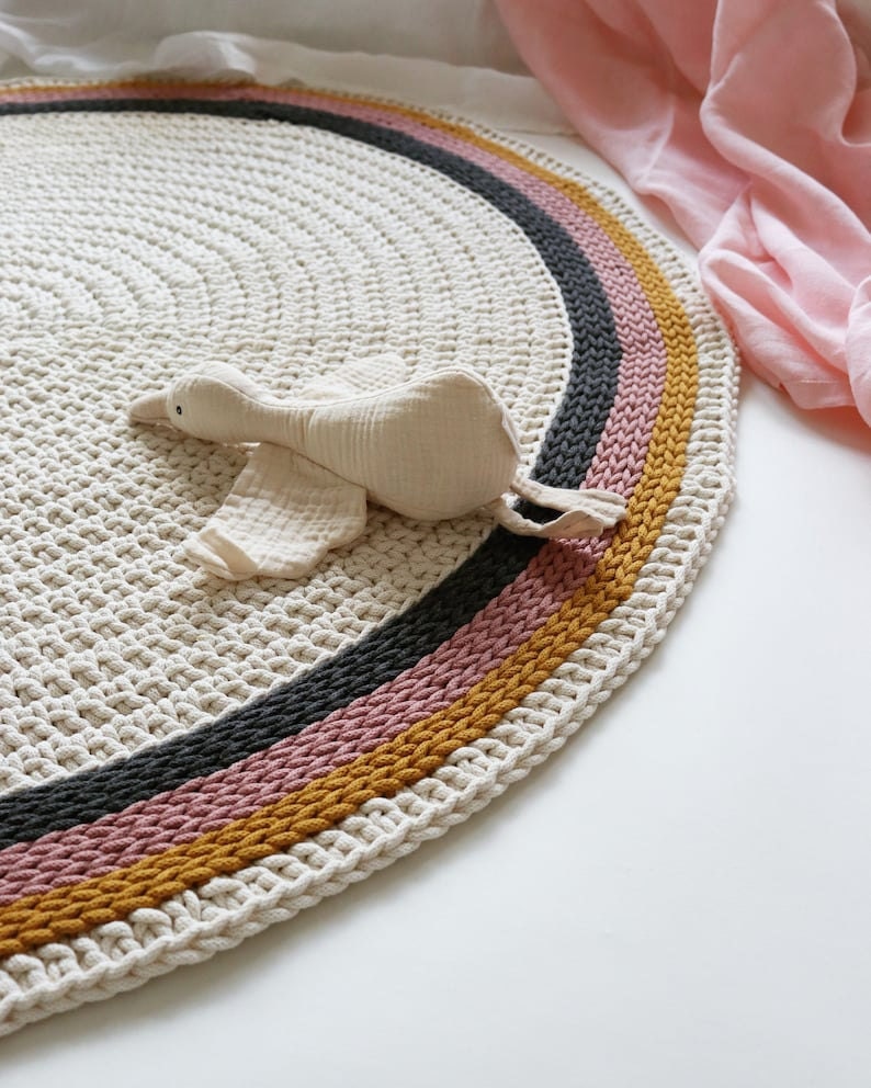 Crochet round rug