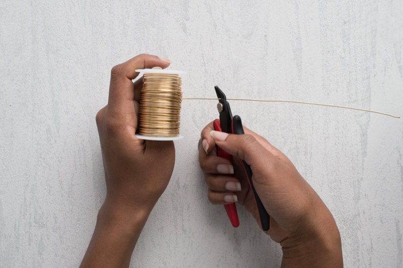 Image of hands holding the spool and cutting the wire. Image of hands holding the spool and cutting the wire.