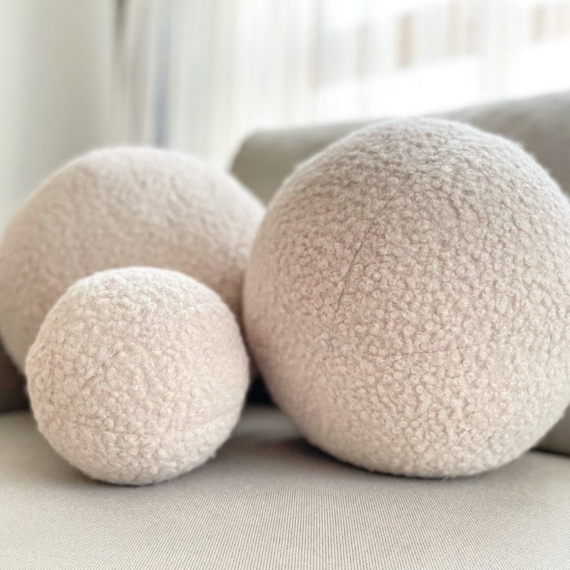 Round boucle cushions