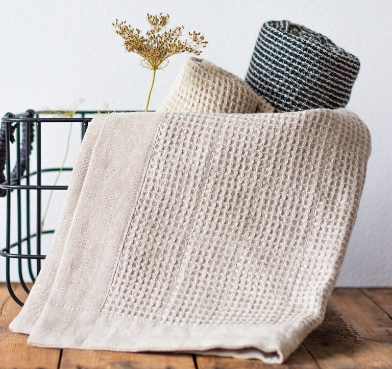 Best farmhouse bathroom rugs: linen bath mat