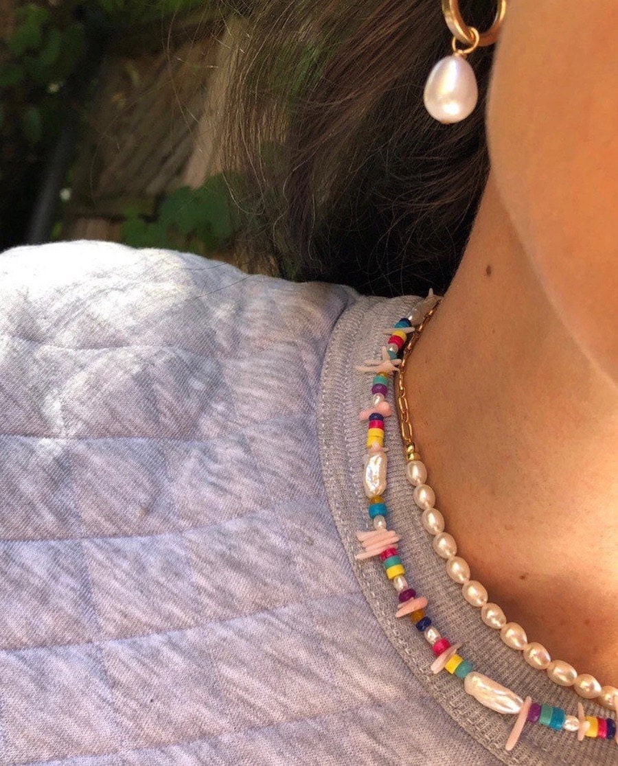 Help! How does a person layer necklaces without this happening? :  r/TheGirlSurvivalGuide