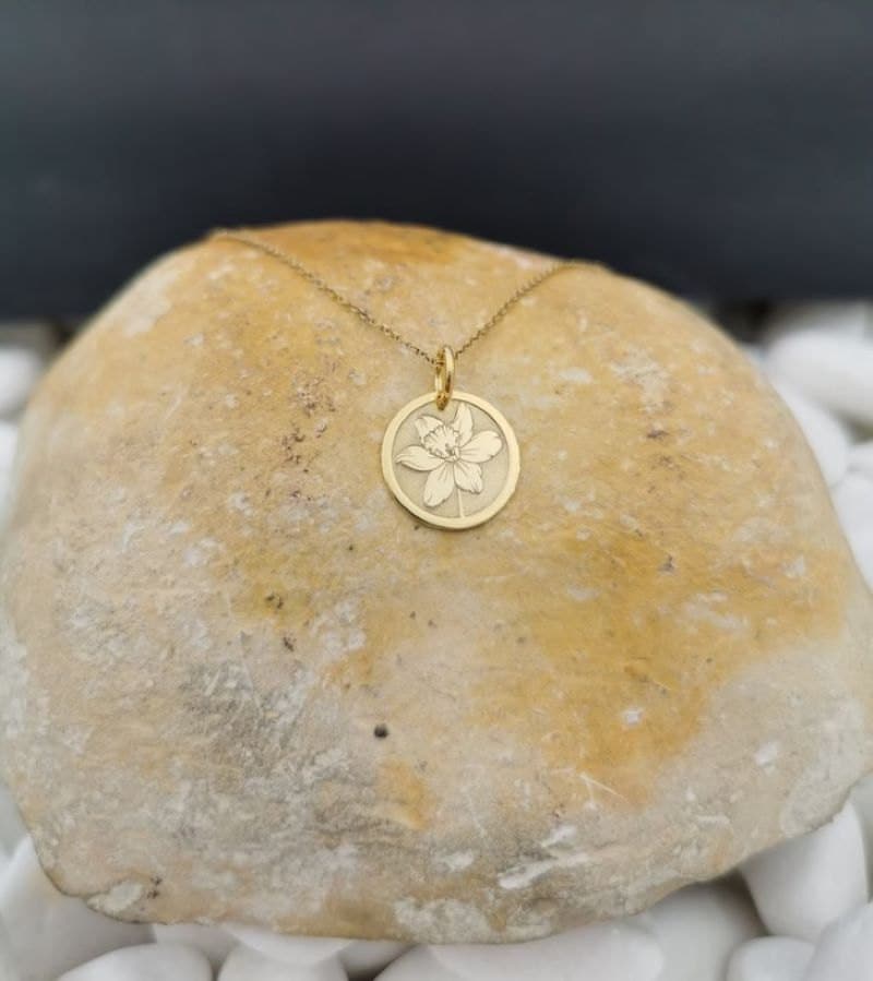 Dainty gold flower necklace