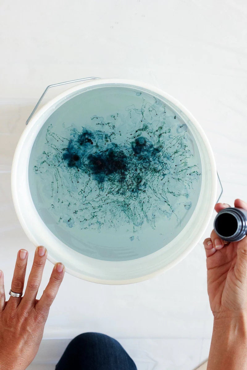 Preparing the shibori dye bath Preparing the shibori dye bath
