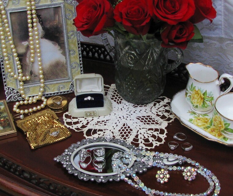 Vintage jewels deals