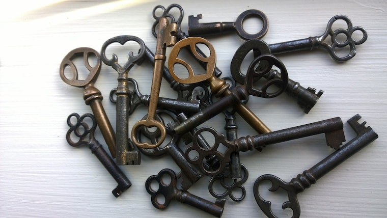 Crooked Teeth Keys - Some beautiful 1800s fancy keys up for grabs