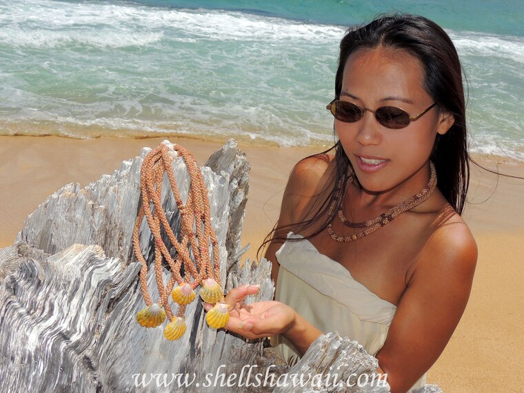 ハワイアンレイを売る少女　HAWAII ハワイアンレイを売る少女 HAWAII