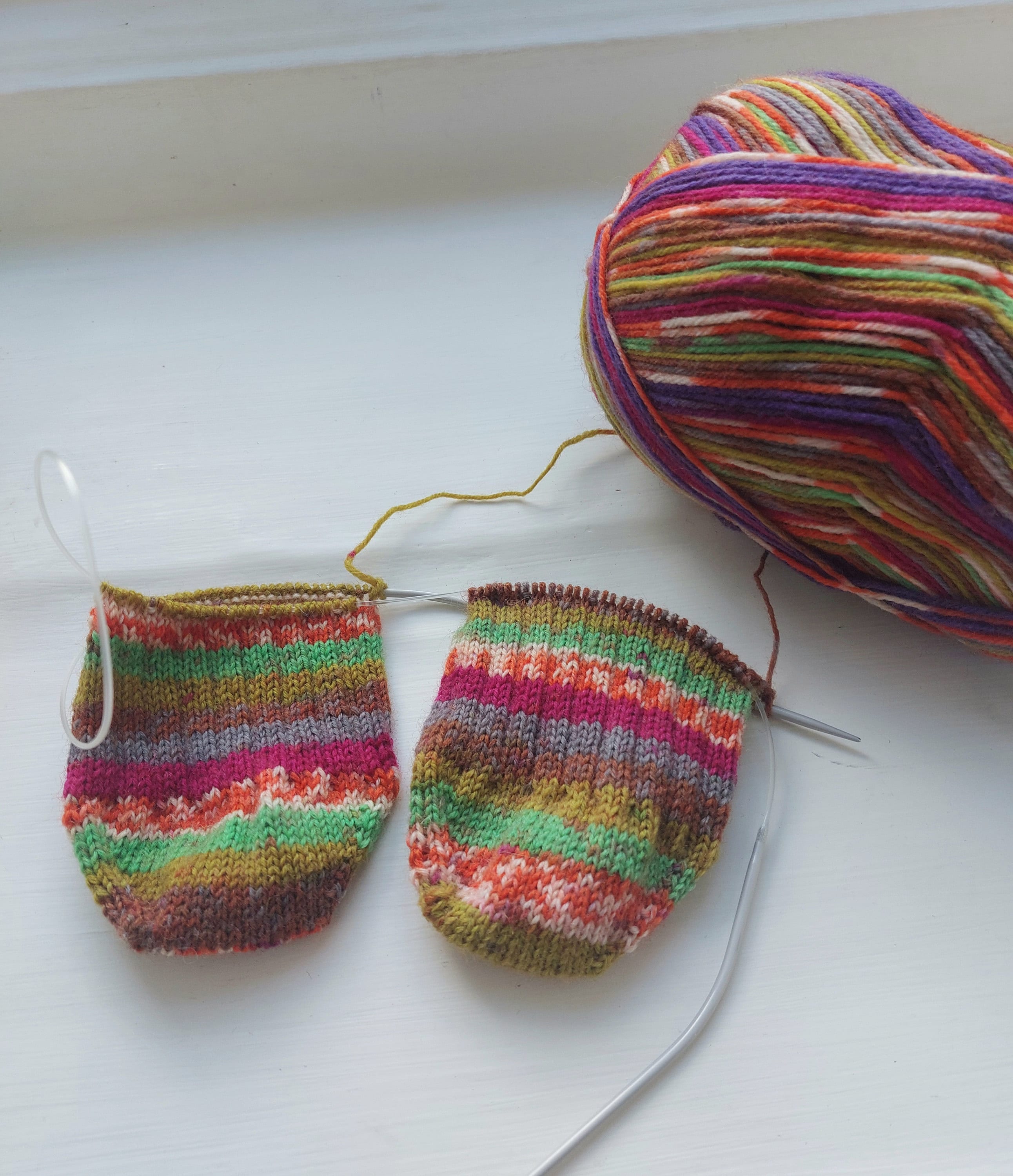 Multi coloured self patterning sock yarn on the needles