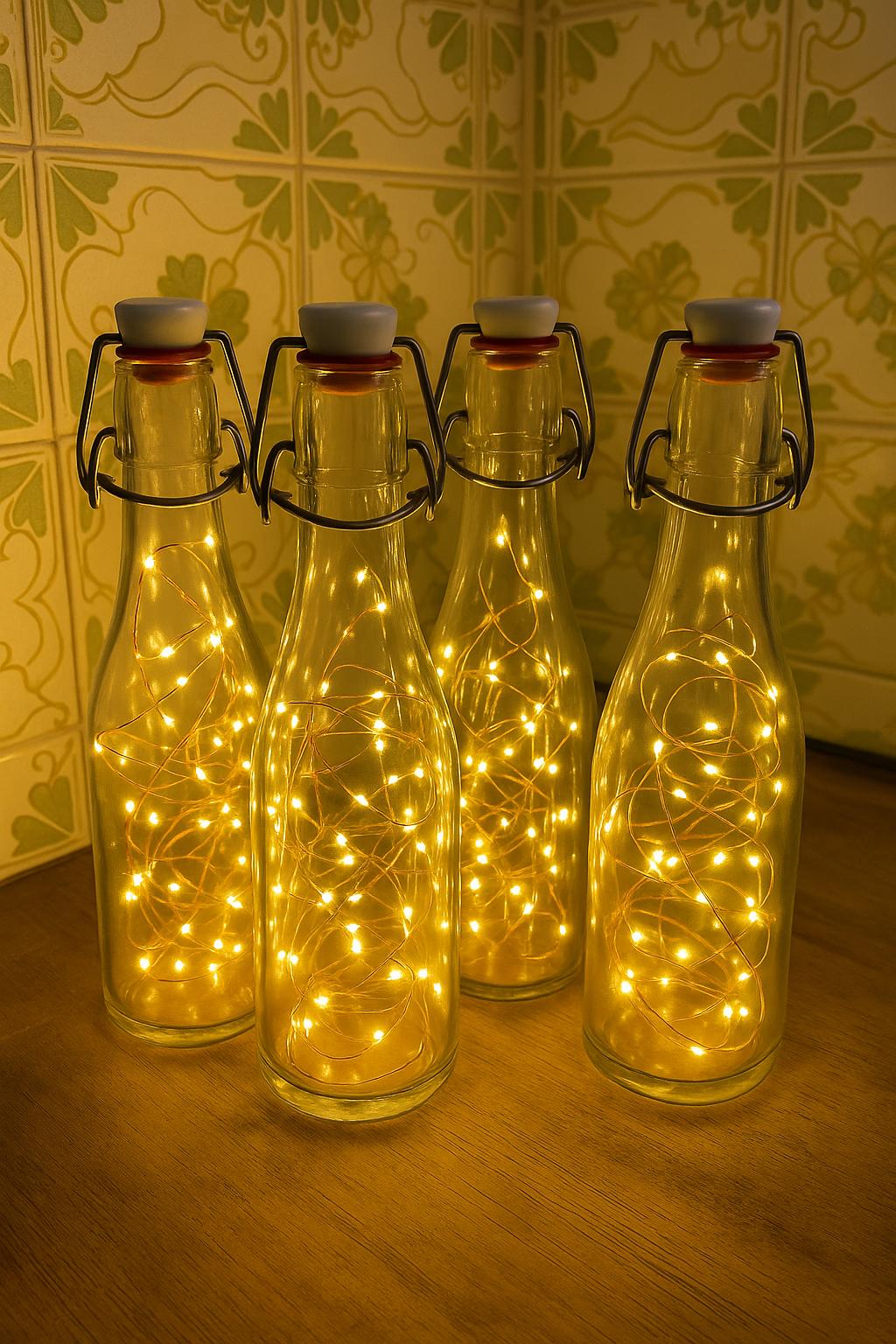 Garrafas decorativas com luzes Coloque mini luzes de LED dentro para fazer luminárias decorativas para sala ou varanda.