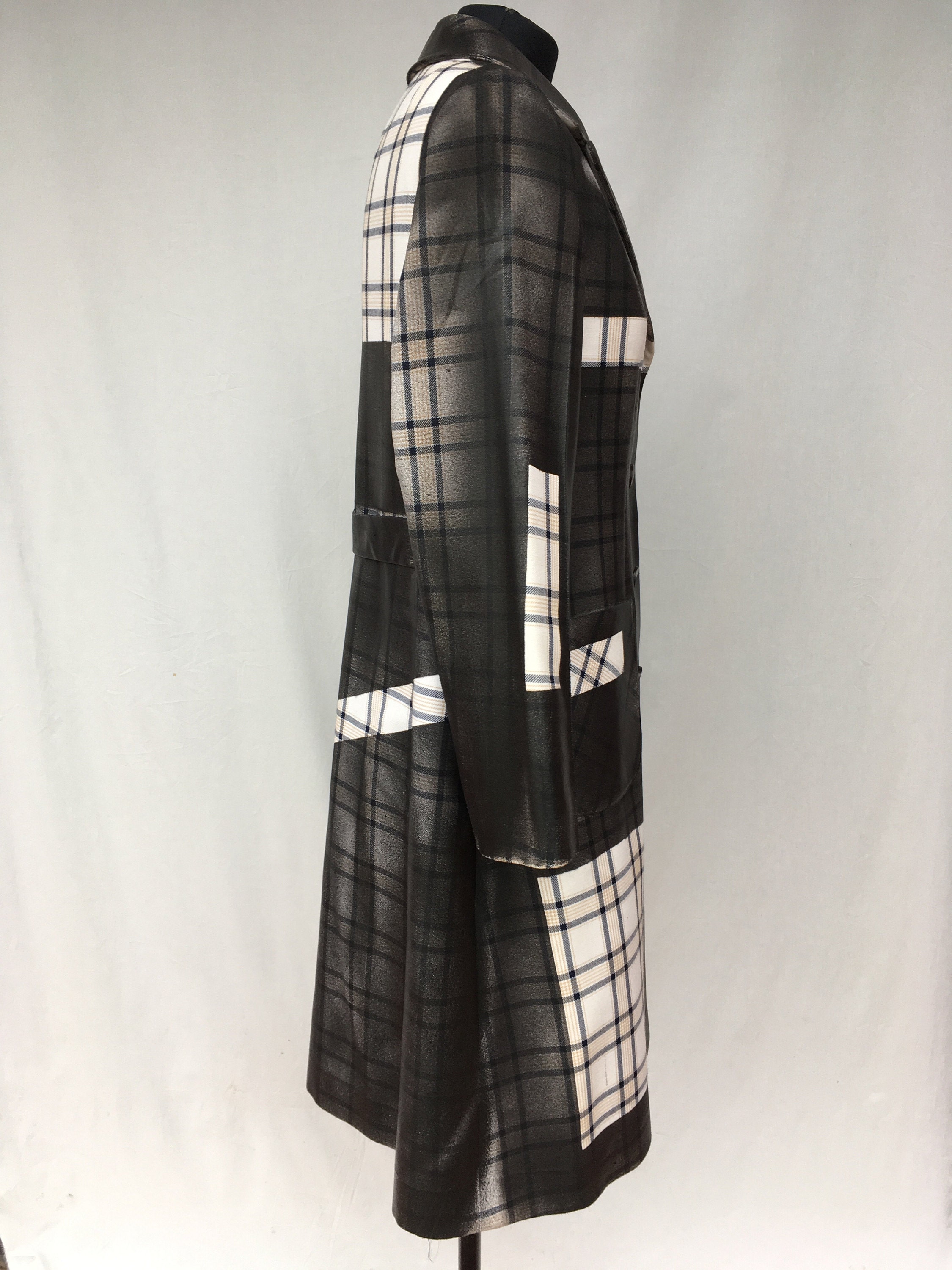 Coat lola darling SS19 Cruise #trenchcoat #loladarling #coat #ss19 #cheque #tartan #scozzese #gommato #rubberized #leathereffect