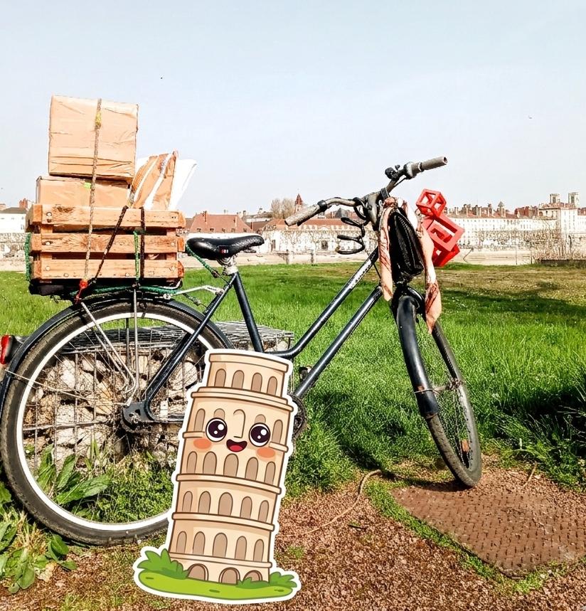 Laura Siméand boutique Un Style Rétro : roue arrière dun vélo vintage avec porte-bagages supportant une caisse en bois remplie de colis Colissimo emballés en kraft, sécurisés par des tendeurs. Collage humour avec emoji dessin kawaii de la Tour de Pise , illustrant la livraison de commandes vintage.