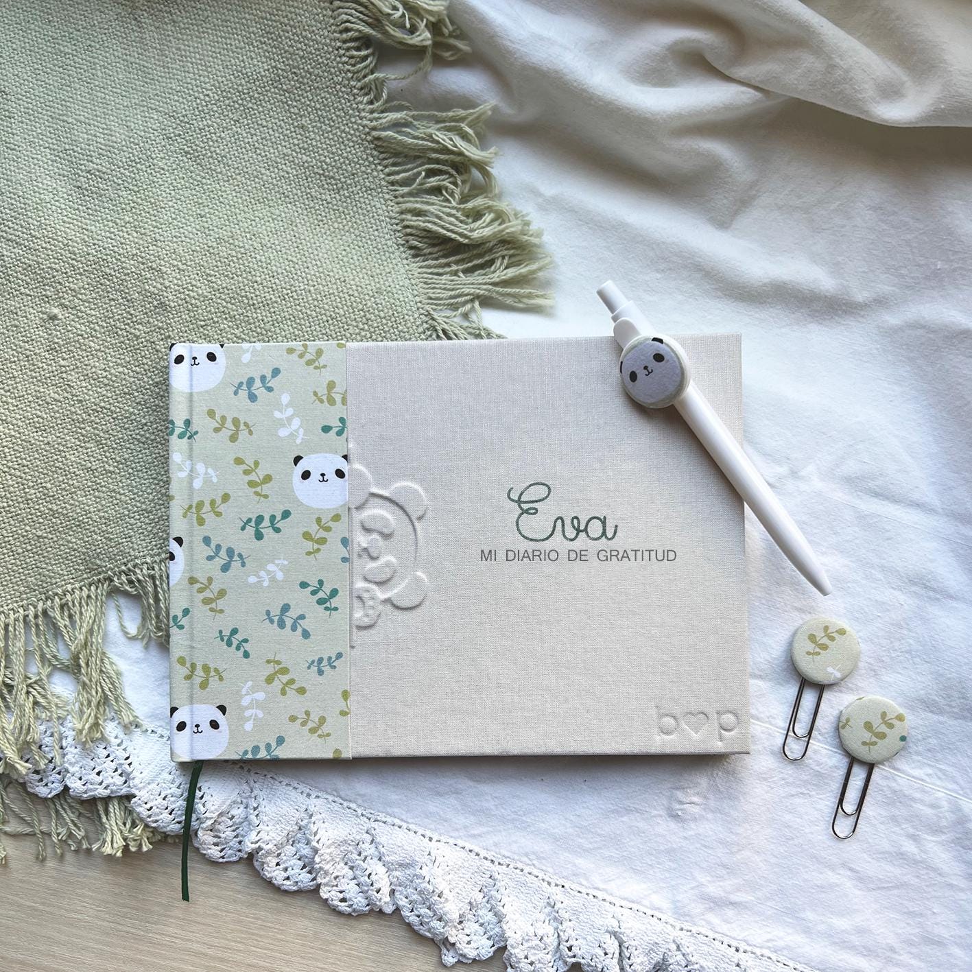 Con un cuaderno ya puedes empezar tu journal. En b-paper te ofrecemos un cuaderno artesanal y personalizado para ti y tus pensamientos.